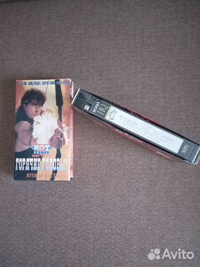 Видеокассеты с фильмами / мультфильмами