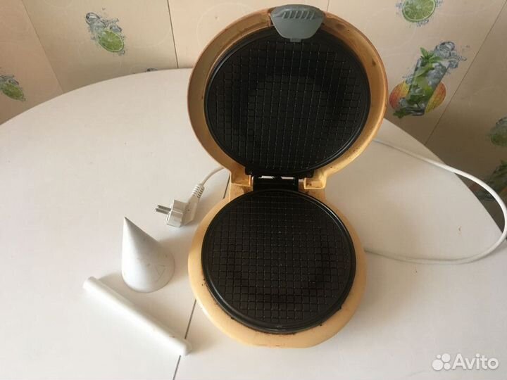 Вафельница электрическая (требуется ремонт)