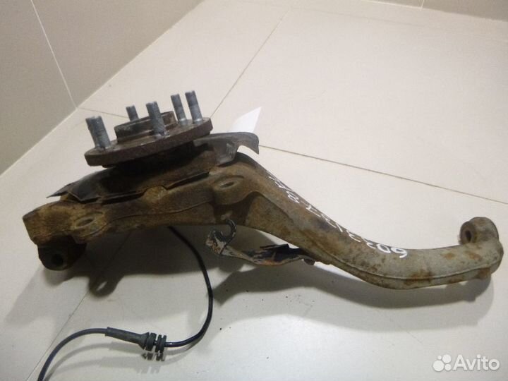 Кулак передний левый Nissan Navara D40 R51