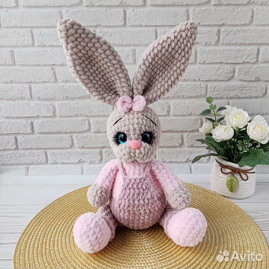 Вязаные игрушки ручной работы Зайка в комбинезоне