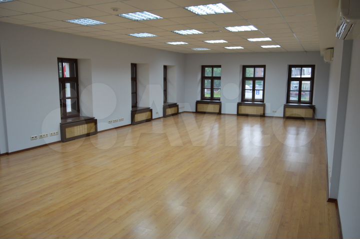 Здание, 1300 м²