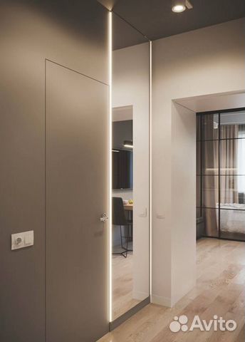 Большое зеркало от пола до потолка с подсветкой