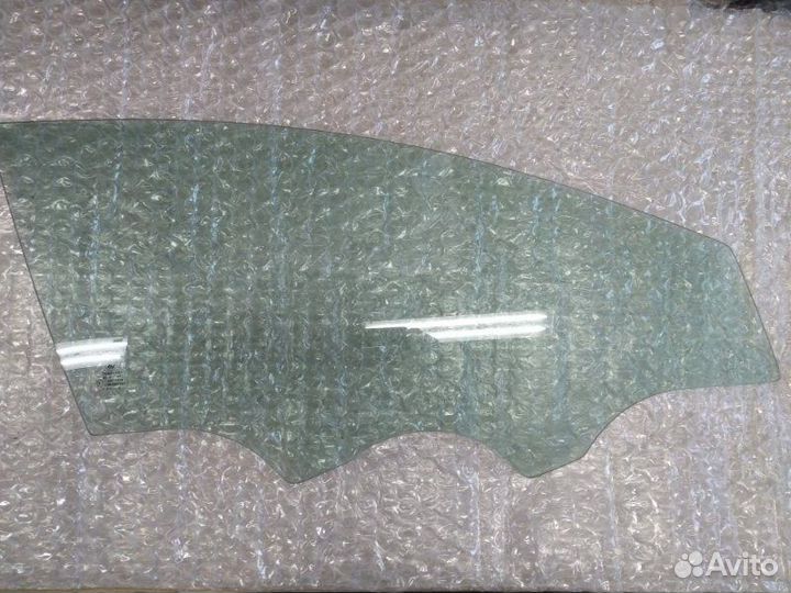 Стекло двери переднее правое Hyundai Sonata 4D