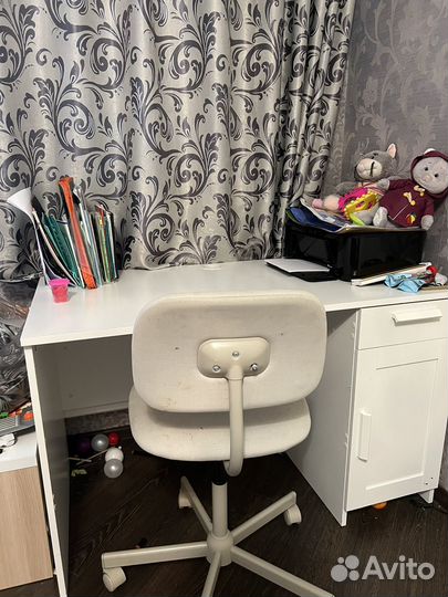 Офисный стул и стол