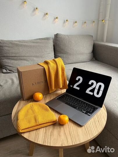 Деревянный круглый придиванный столик