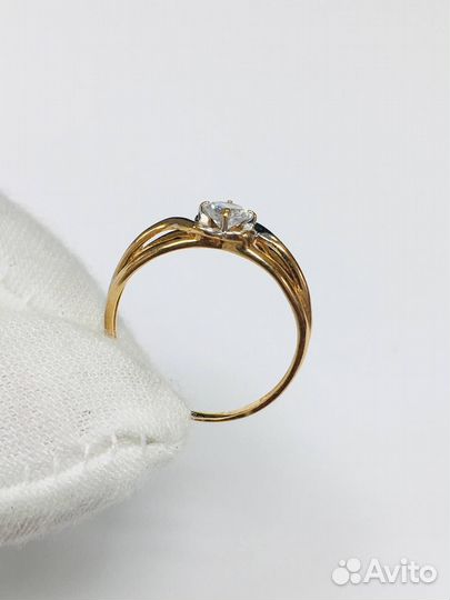 Золотое кольцо с фианитом