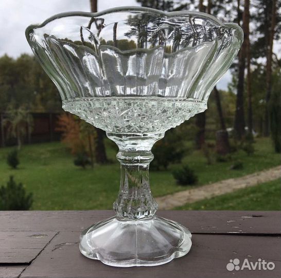 Старинные вазы на ножке