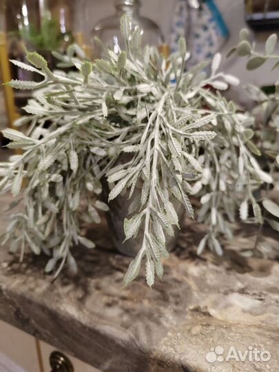 Искусственные растения в горшках