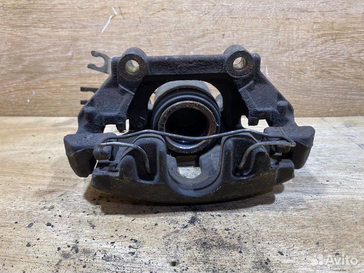 Суппорт передний правый Volkswagen Passat B5+ S70