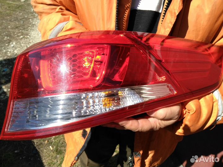 Оригинальная задняя правая фара на kia rio