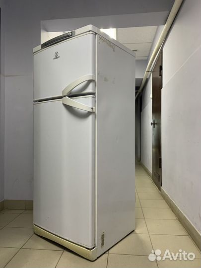 Холодильник indesit