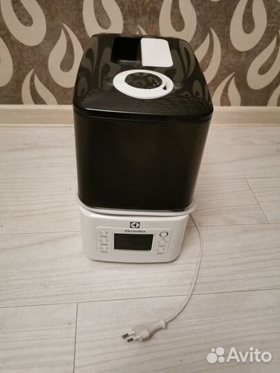 Увлажнитель воздуха Electrolux EHU-3515D черный