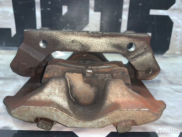 Суппорт тормозной задний правый Lexus Is250 GSE20