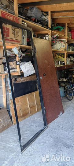 Дверь металлическая с замком