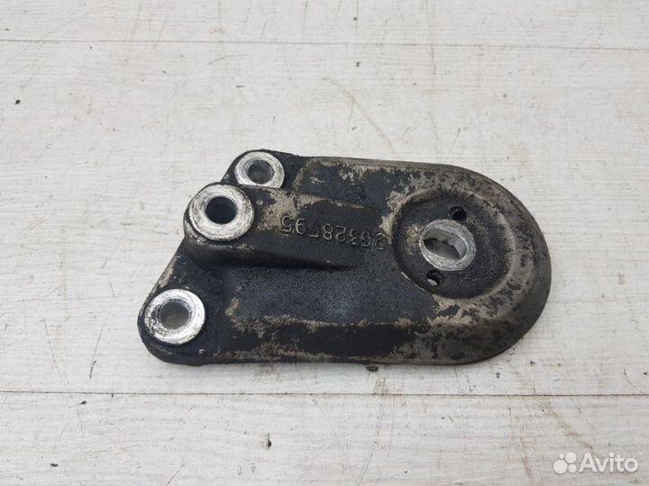 Кронштейн опоры двигателя правый Chevrolet Epica