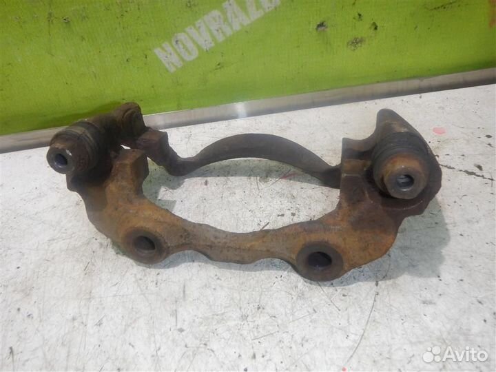 Скоба суппорта переднего Ауди 80 90 Б3