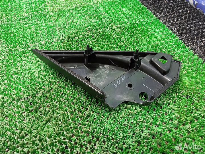 Уголок зеркала внутренний передний правый Nissan P