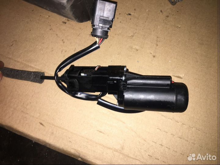 Доводчик багажника 4E0827383C ауди А8 4Е Д3