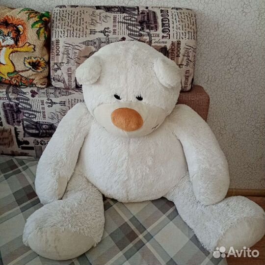 Большой плюшевый медведь