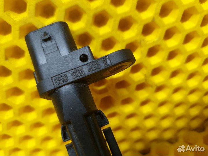 Датчик положения коленвала Volkswagen Touareg 7P