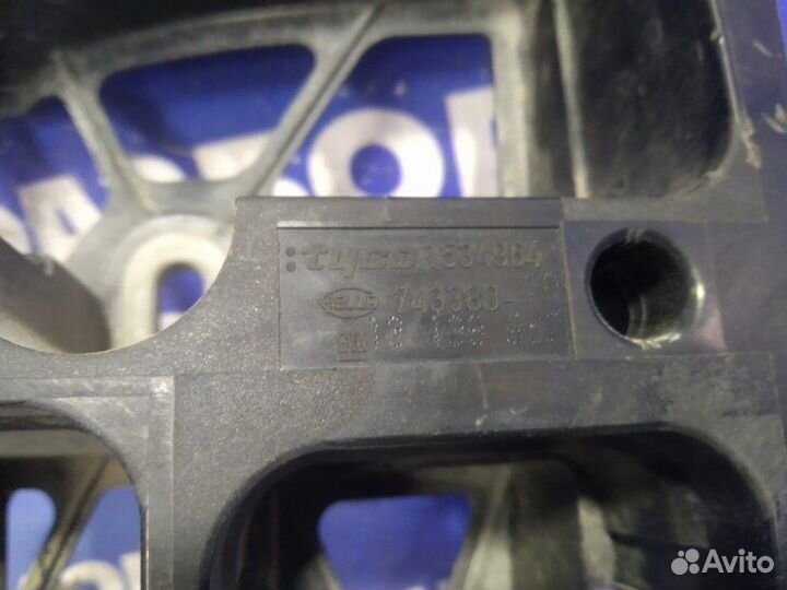 Блок предохранителей под капот Opel Astra H