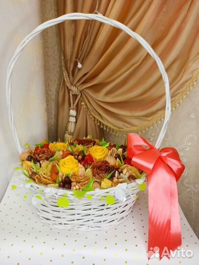 Корзина с сухофруктами