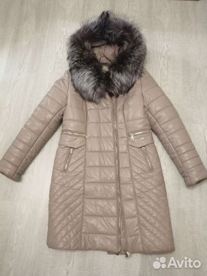 Кожаное женское пальто с капюшоном