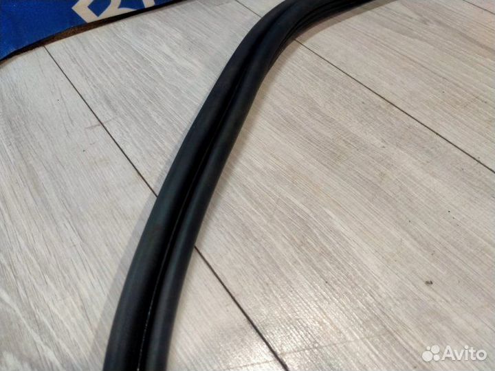 Уплотнительная резинка багажника Mercedes-Benz