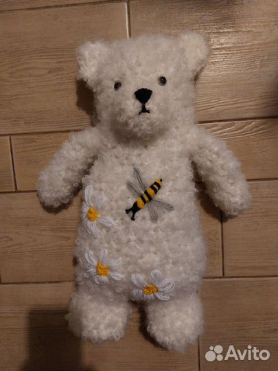 Белый медведь связанный из пряжи