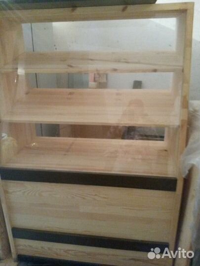 Витрина с прилавком из сосны с лотками