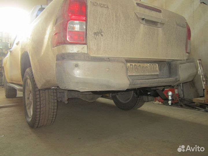 Фаркоп на Toyota Hilux 2015