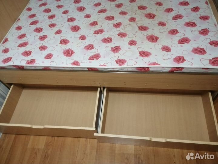 Кровать двухспальная с матрасом