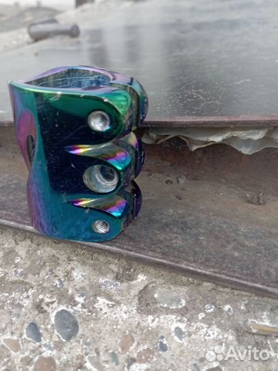 Зажим для трюкового самоката