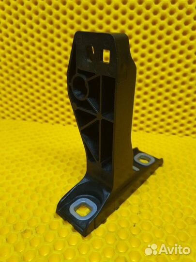 Кронштейн крепления передний правый Audi Q7 4M