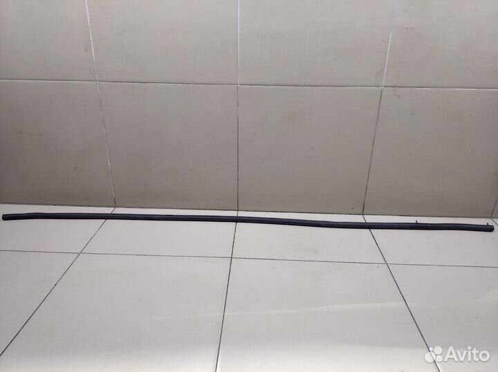 Уплотнитель капота Hi Lux 2015