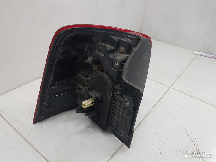 Фонарь задний правый наружный Toyota Land Cruiser