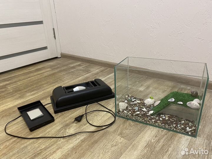 Аквариум с тумбой и камнями