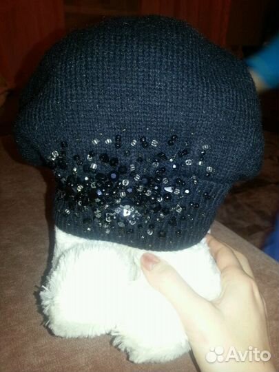 Много разнообразных шапок