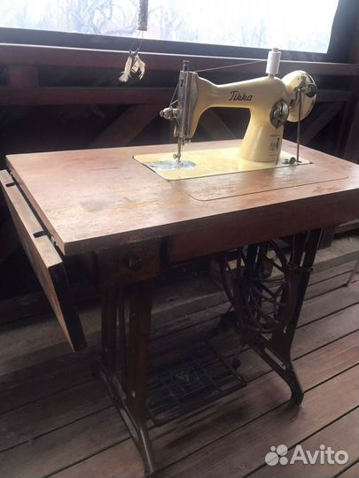 Антикварная швейная машинка.Финляндия
