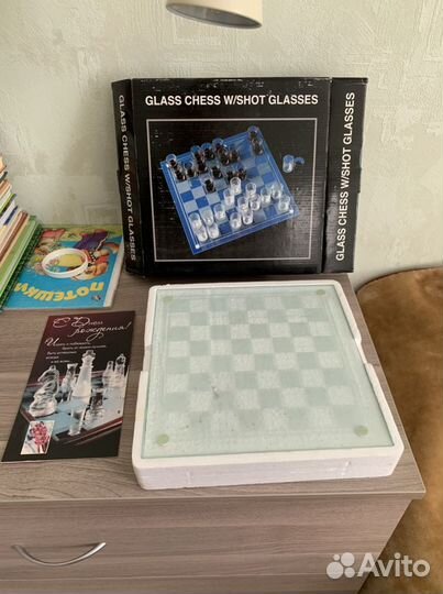 Шахматы рюмки на стеклянной доске подарочные