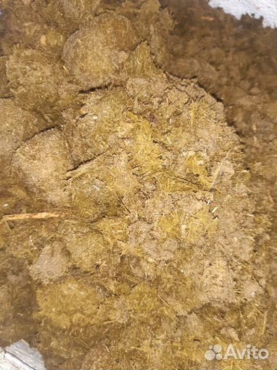 Конский навоз в мешках и перегнившие опилки