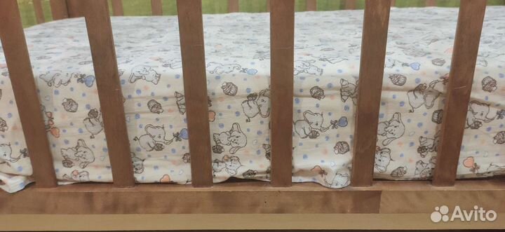 Детская кроватка с маятником и матрасом