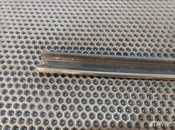 Уплотнитель стекла Renault Premium