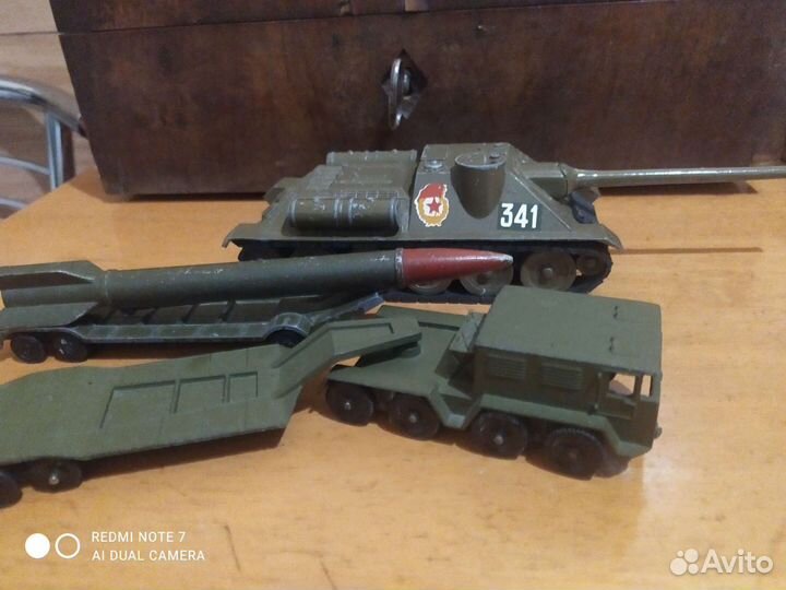 Модель танка и ракетницы