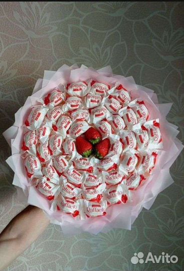 Вкусный сладкий букет из конфет рафаелло