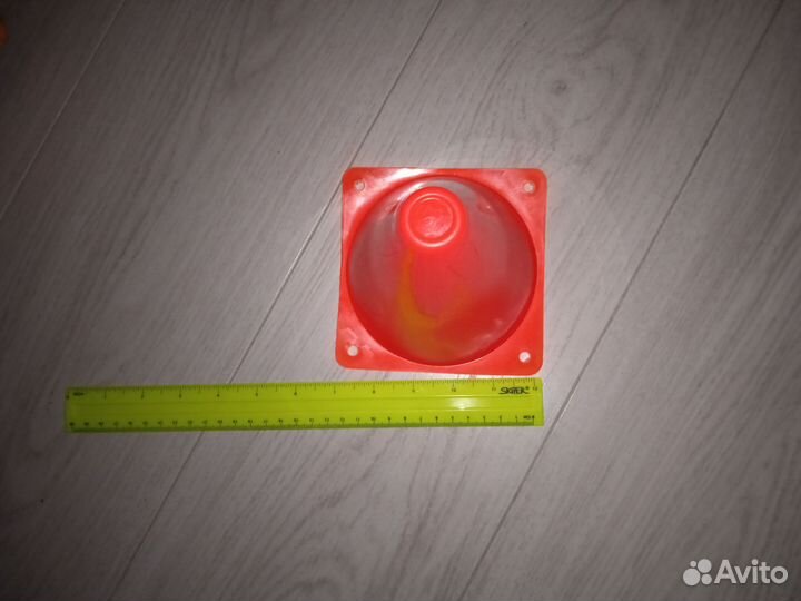 Конус яркий новый 16см высота