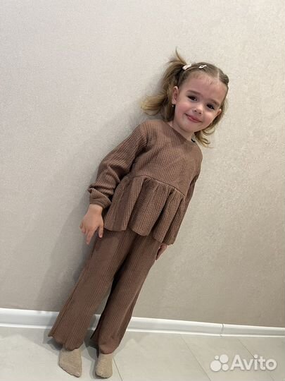 Костюм с баской брючный