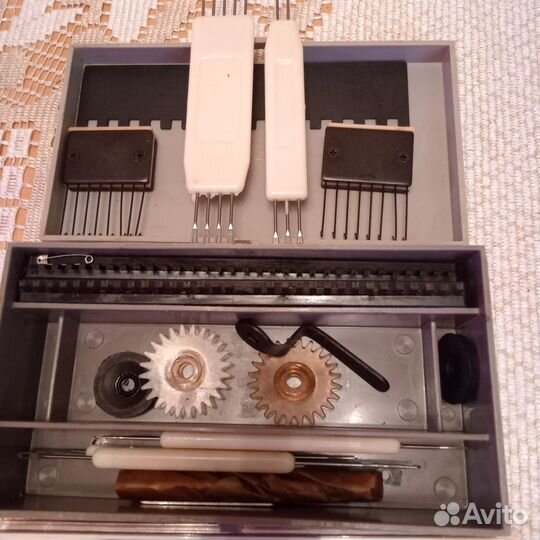 Набор игл и деккеров для ручных вязальных машин