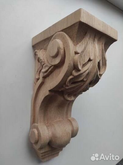 Резная консоль с орнаментом листьев и завитков