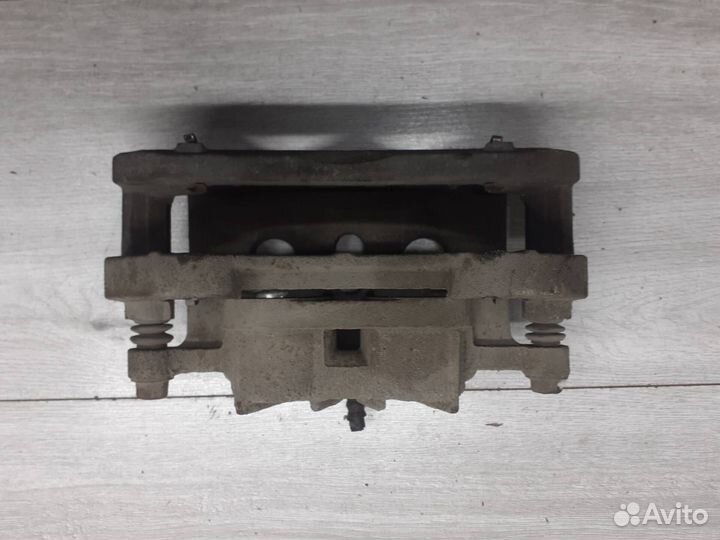 Суппорт передний правый Ford Explorer 5